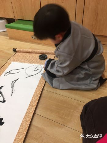 父母是每个孩子的第一个老师，父母陪伴是对孩子最好的教