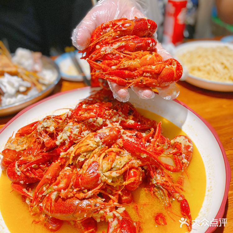 来一口是外皮酥脆，而且羊肉鲜嫩！是我喜欢的味道！