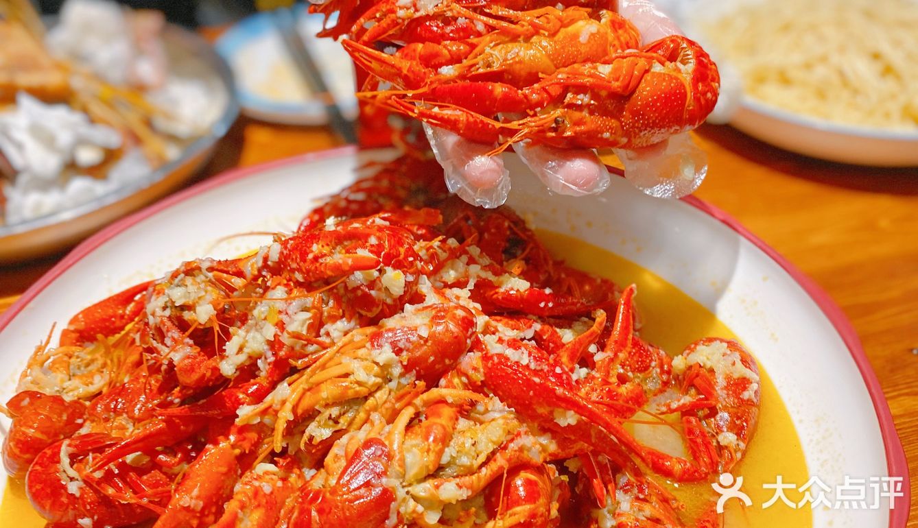 来一口是外皮酥脆,而且羊肉鲜嫩!是我喜欢的味道!