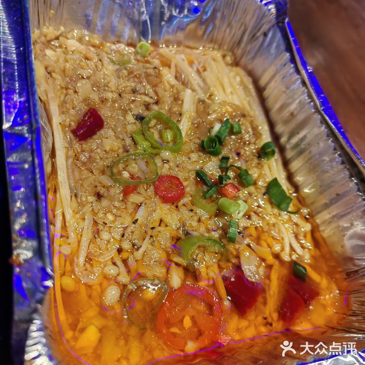 夏天的夜里吃着碳烤羊腿、喝着冰镇饮料美滋滋哇