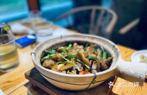 Stir-fried Pig Intestines with Soil Pork