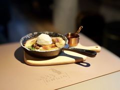荷蘭鐵鍋班戟配焦糖香蕉、朱古力醬及雲呢拿雪糕-Oasis Bar & Grill