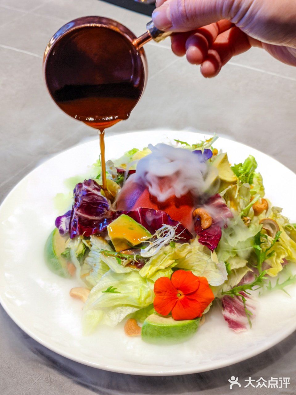 这是一份超大的刺身船,盛满了来自世界各地的新鲜海产