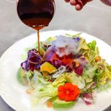 这是一份超大的刺身船,盛满了来自世界各地的新鲜海产