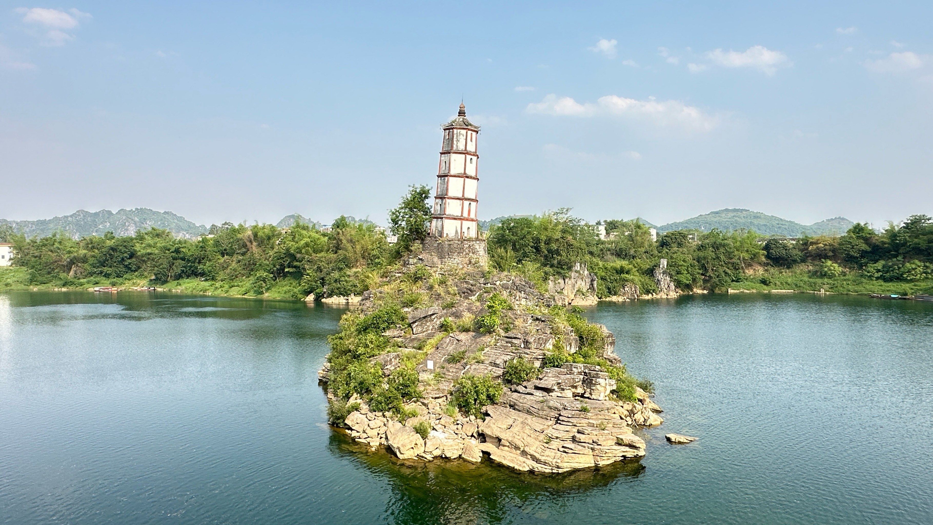 广西崇左市的左江斜塔
世界八大斜塔之一
建于明代启元年(1621)