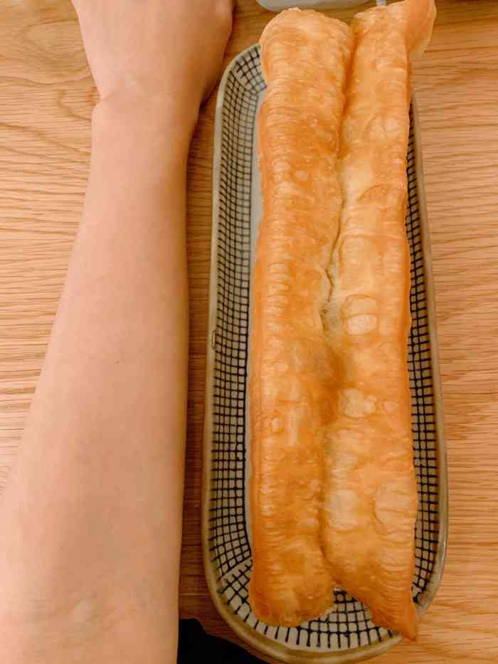 九点的样子有三两桌客人 豆花儿要甜的 抄手是大虾馅儿 油条和手臂一