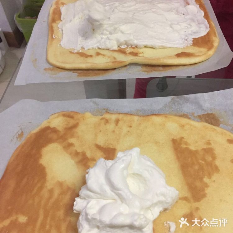 昨天做的多余的奶油，今天用在蛋糕里，加工成奶油卷