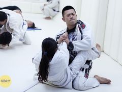 -菠萝格斗巴西柔术训练馆