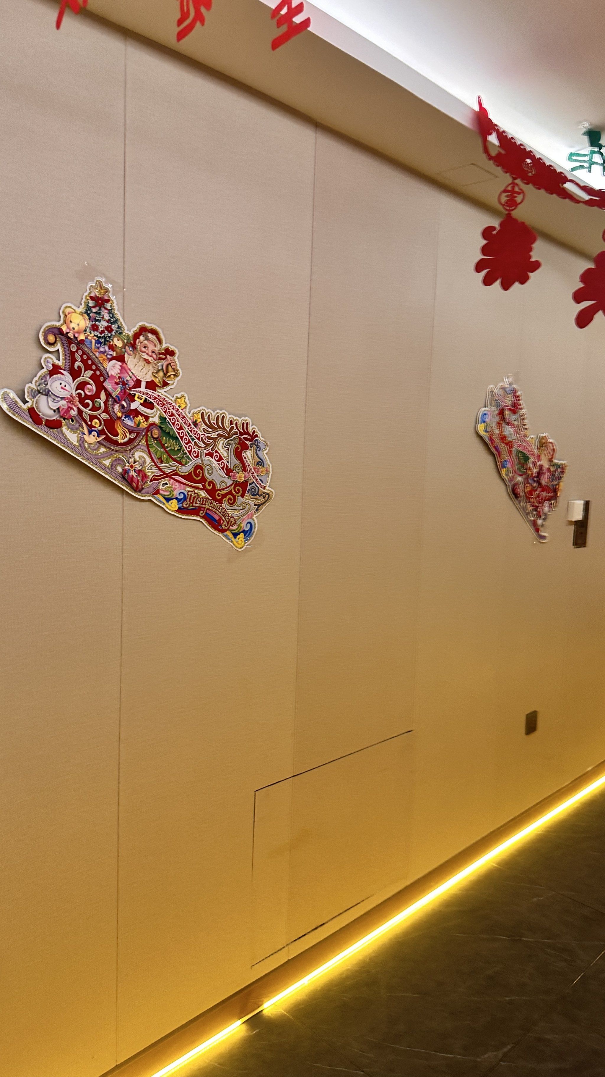 走廊装饰超有节日氛围✨