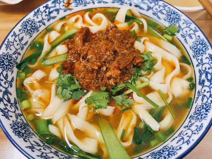 芹菜腐竹,拍黄瓜,泡菜萝卜等等,份量也比较足  「西红柿鸡蛋刀削面」