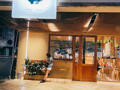 门面-天井·丑面包搭咖啡