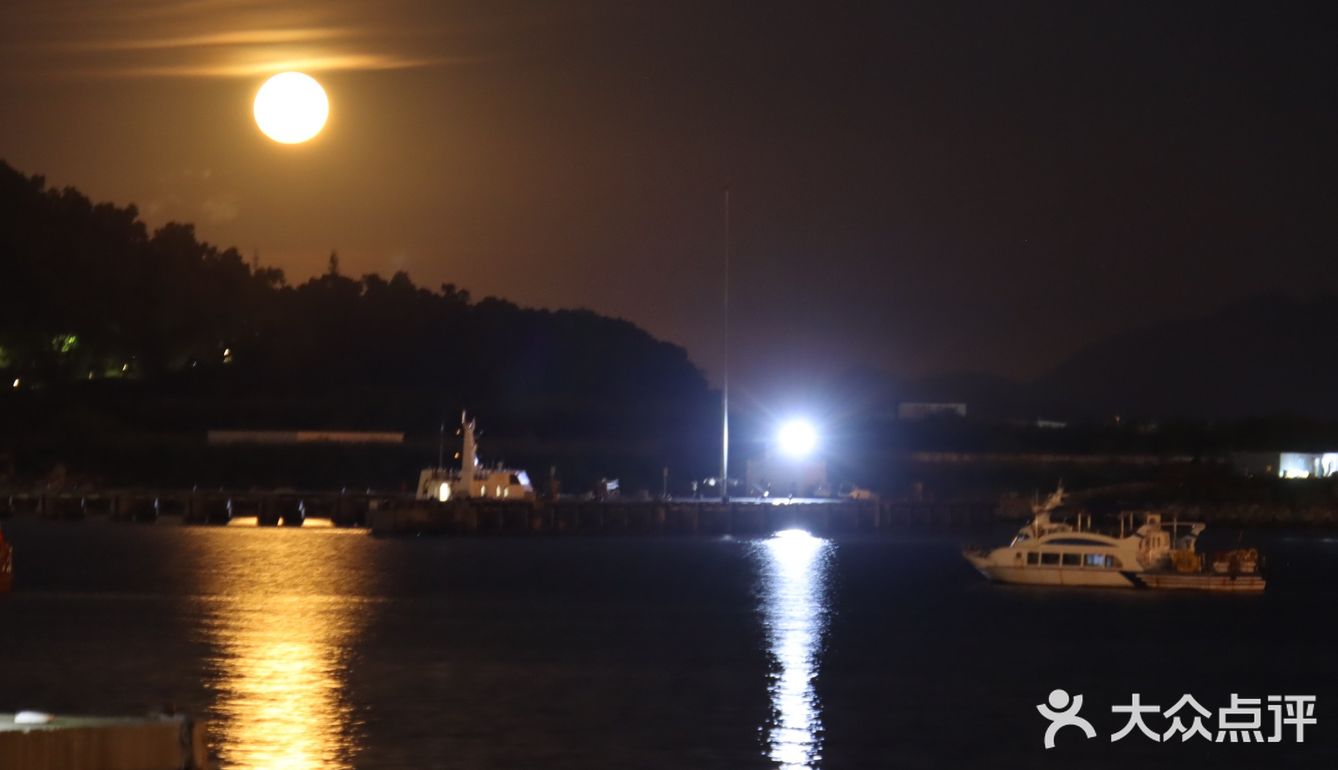 中秋夜看月出东方 从山后升起倒映在水中