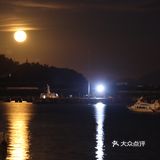 中秋夜看月出东方 从山后升起倒映在水中