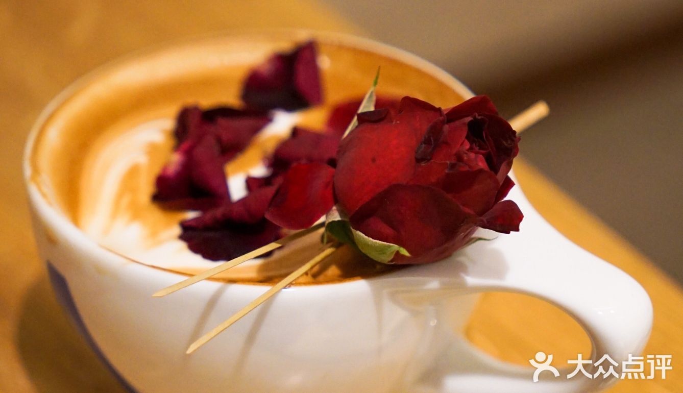 干杯热咖啡｜一整朵鲜花，真正的玫瑰拿铁🌹