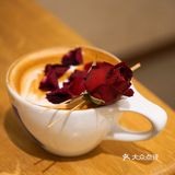 干杯热咖啡｜一整朵鲜花，真正的玫瑰拿铁🌹