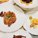 脆皮乳鸽：脆皮乳鸽是宴庭苑的招牌菜之一