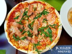 烟熏三文鱼芝麻菜披萨-香格里拉鱼跃地中海西餐厅·牛排披萨