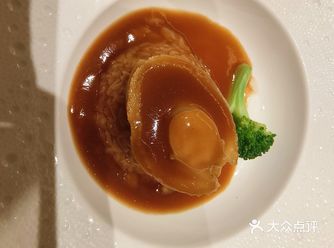 首先，菜品的种类丰富多样，涵盖了各种口味和风格