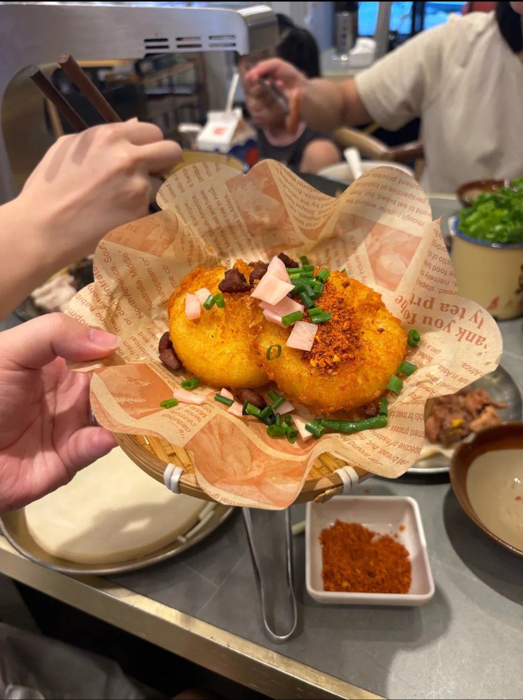 洋芋粑粑,又称土豆粑粑,是一种流行于中国