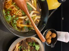 香辣牛骨汤面-贡梅老面馆·蟹粉面·无锡特色小吃(南长街主推店)