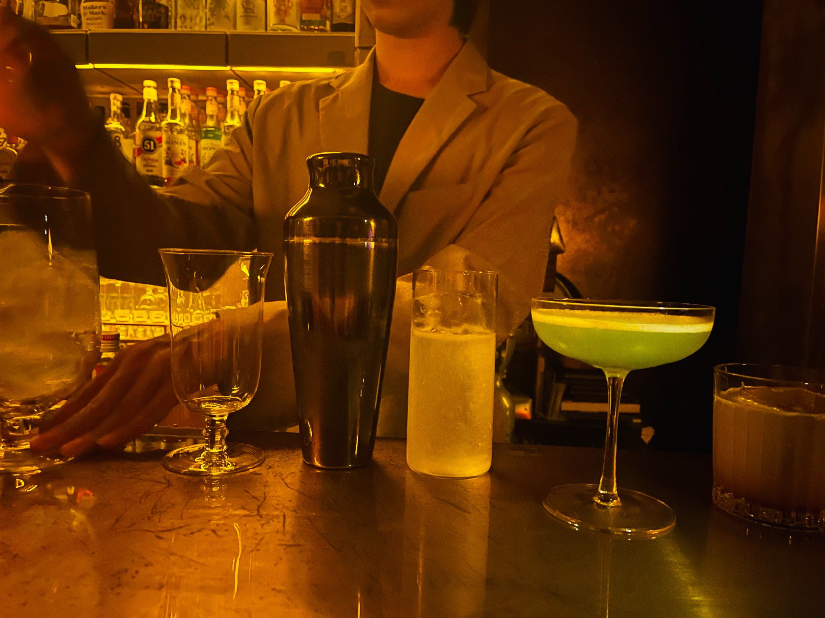 手指轻点酒杯边