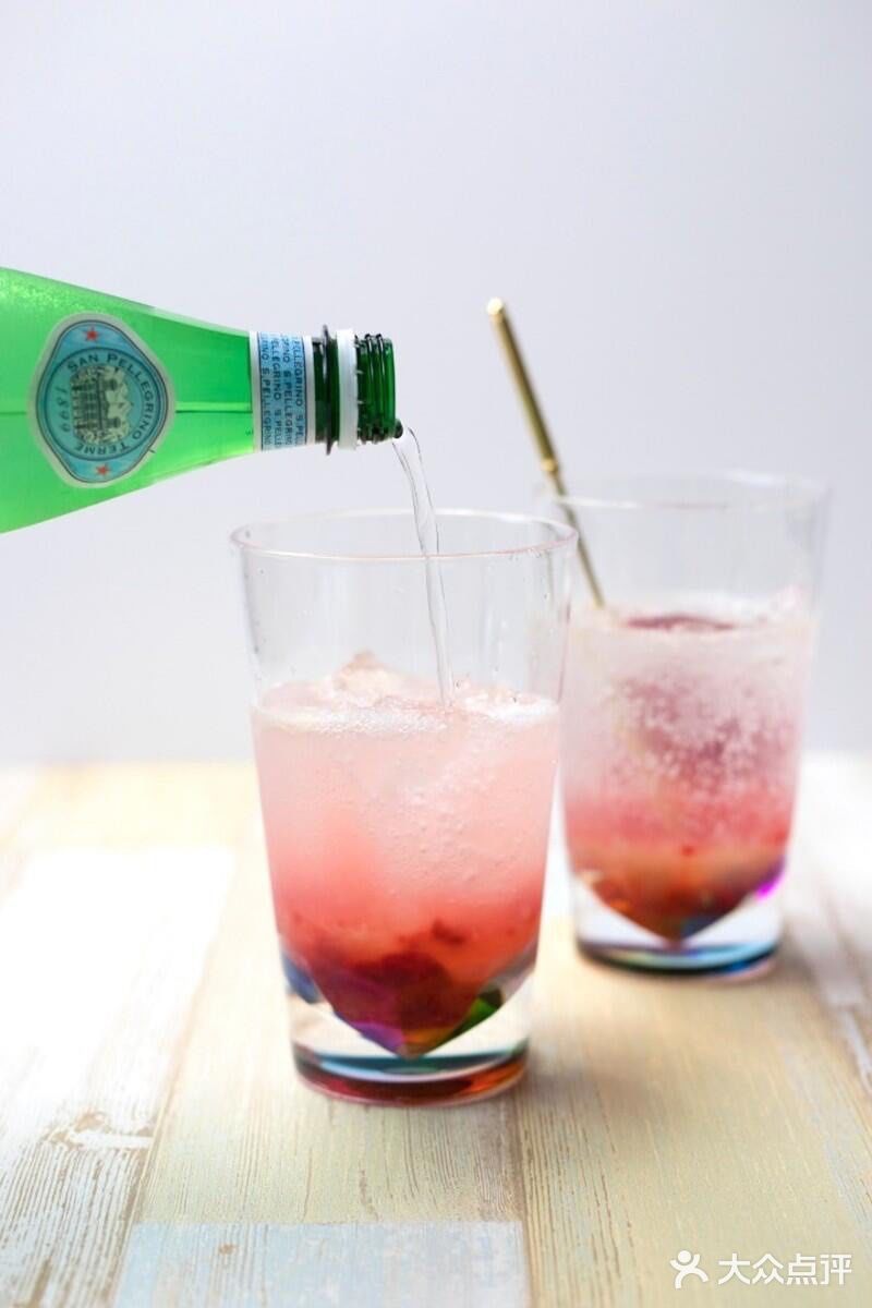 清爽夏日🌟簡易料理：覆盆子檸檬氣泡飲🌟