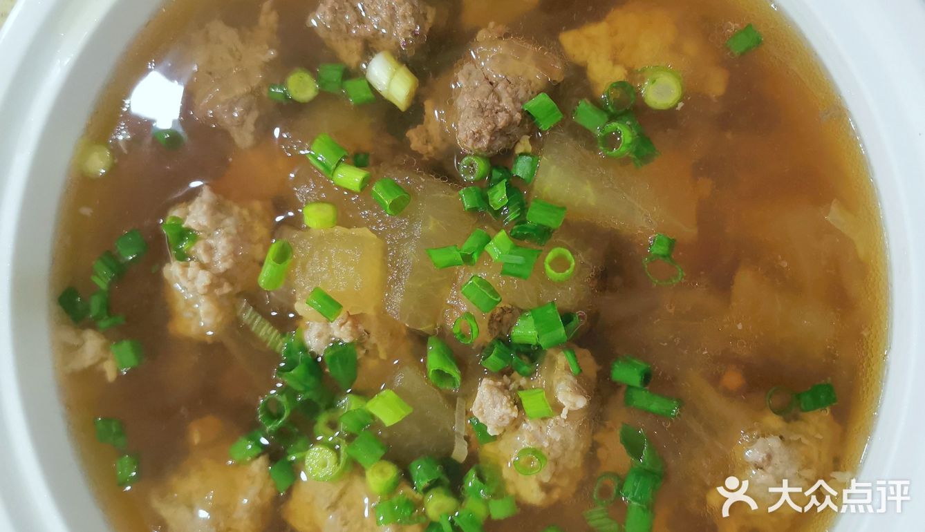 装碗撒香葱。颜色深的为牛肉，蕴含筋道干香