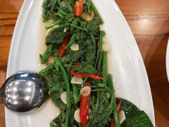 -Chom Cafe and Restaurant