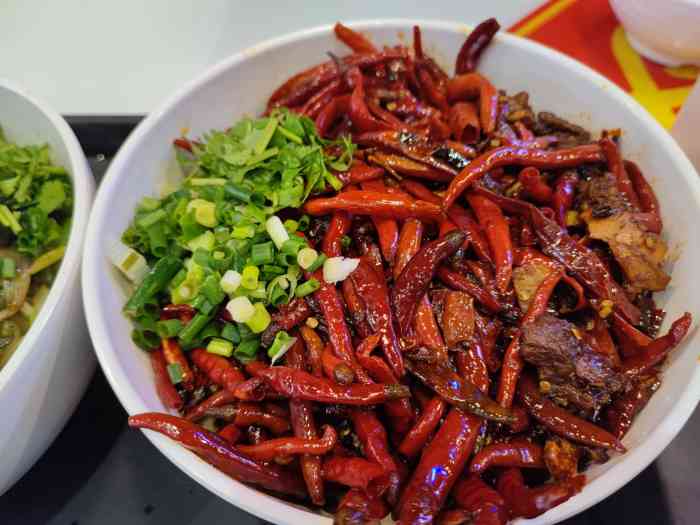 杨记跷脚牛肉面(铜锣湾店)-"[薄荷]环境: 地处柳巷,下午一点钟去还.