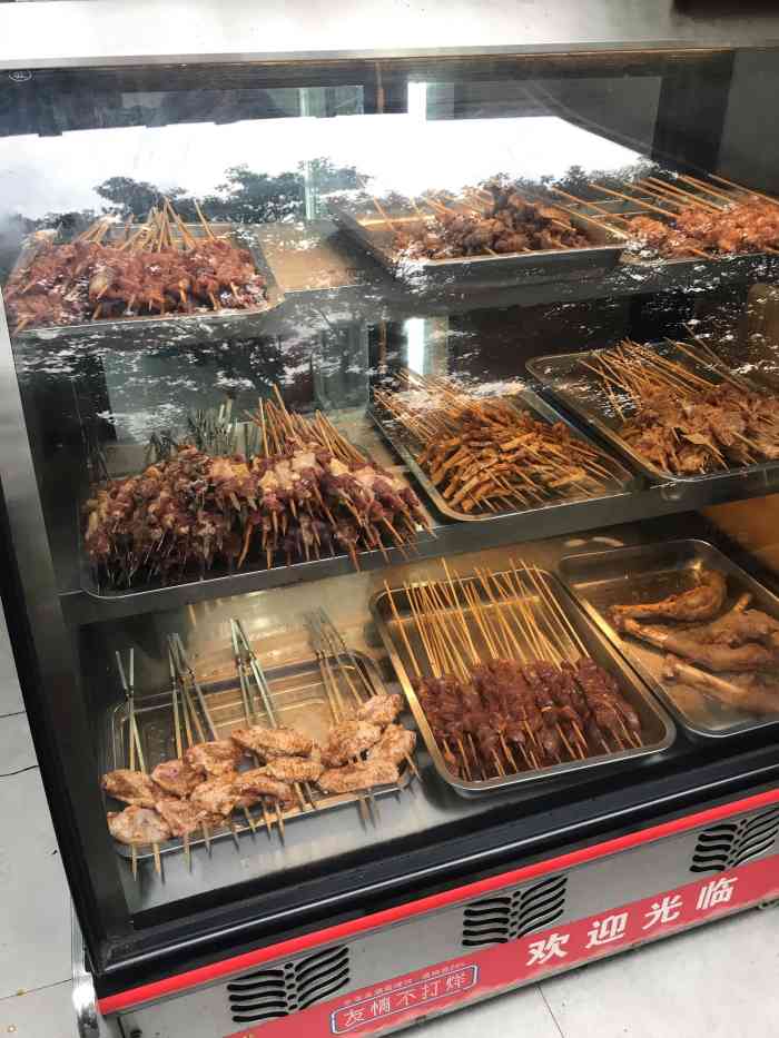打分 这家羊肉串味道很好,店铺不大,但是很正宗,推荐!