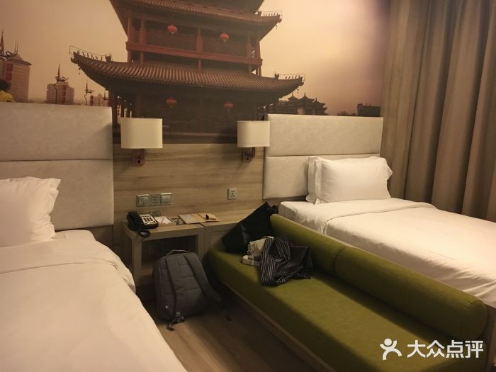 西安大雁塔科技大学地铁站亚朵酒店图片