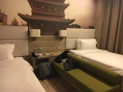 -西安大雁塔科技大学地铁站亚朵酒店