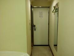 特惠大床房-莫泰酒店(上海虹桥北新泾地铁站天山路店)