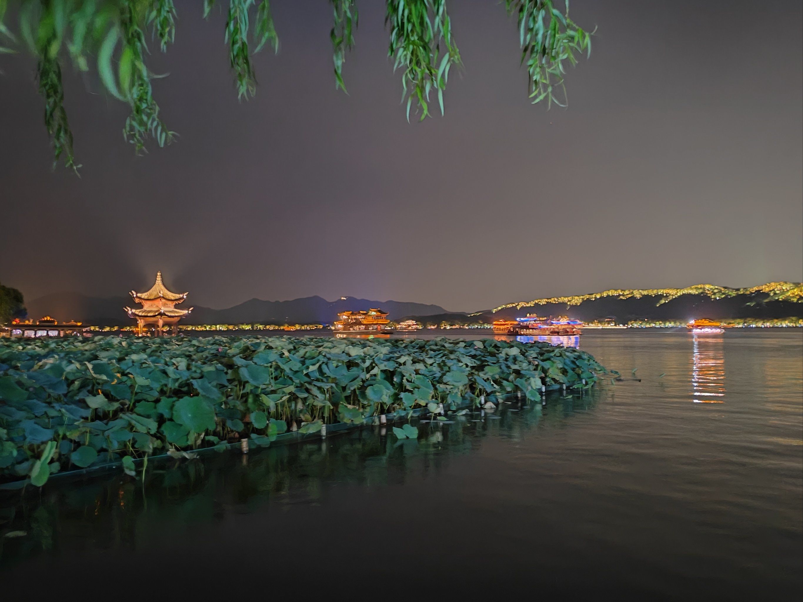 91 这个夜景
              ————西湖

7715 上有