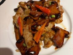 牛肝菌爆炒雪花猪颈-庐灶江南·江南菜·四合院Bistro(东直门雍和宫·原华侨宾馆店)