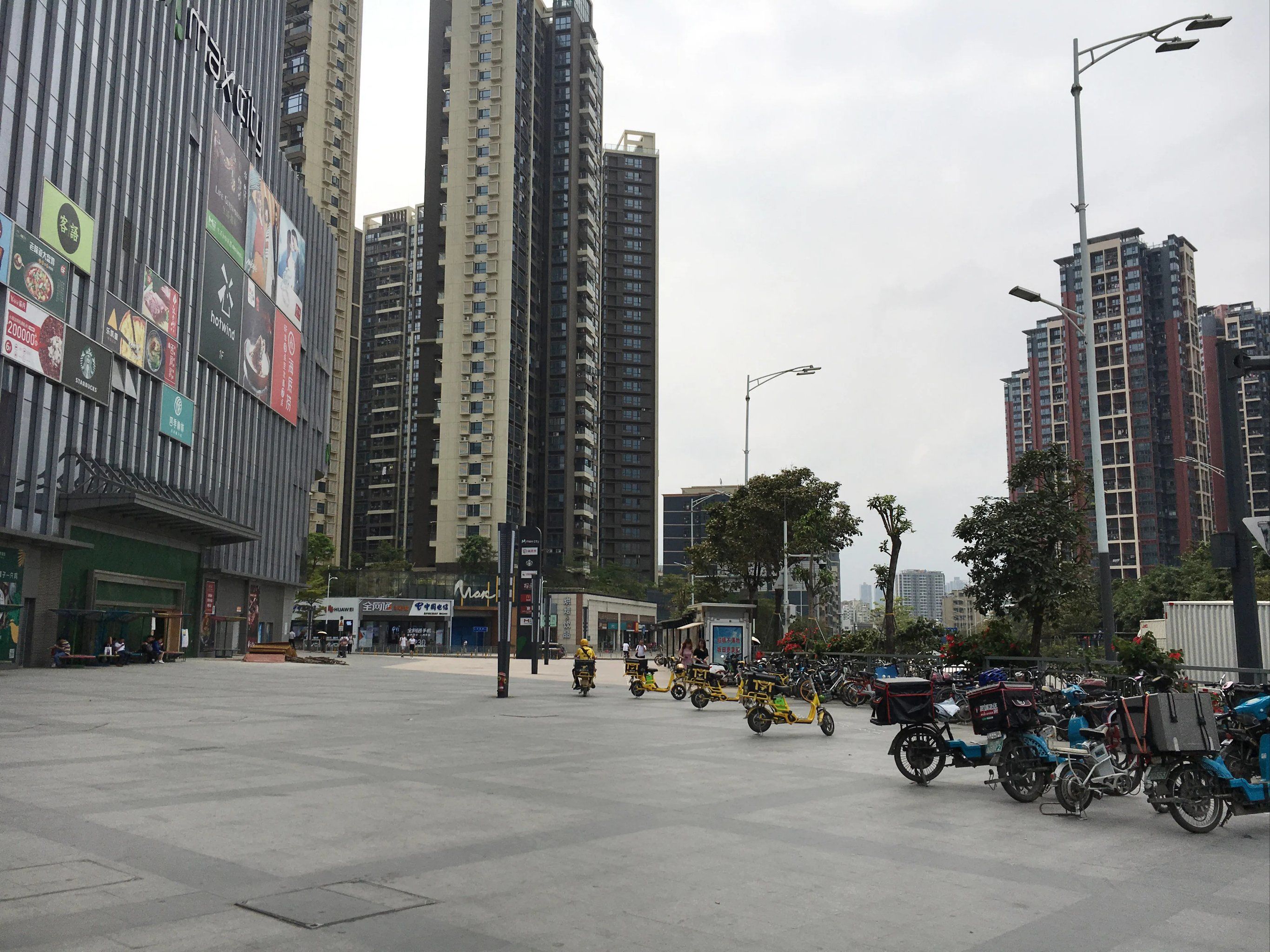 单位附近的佳华领汇广场吃喝玩乐一条龙,人多热闹