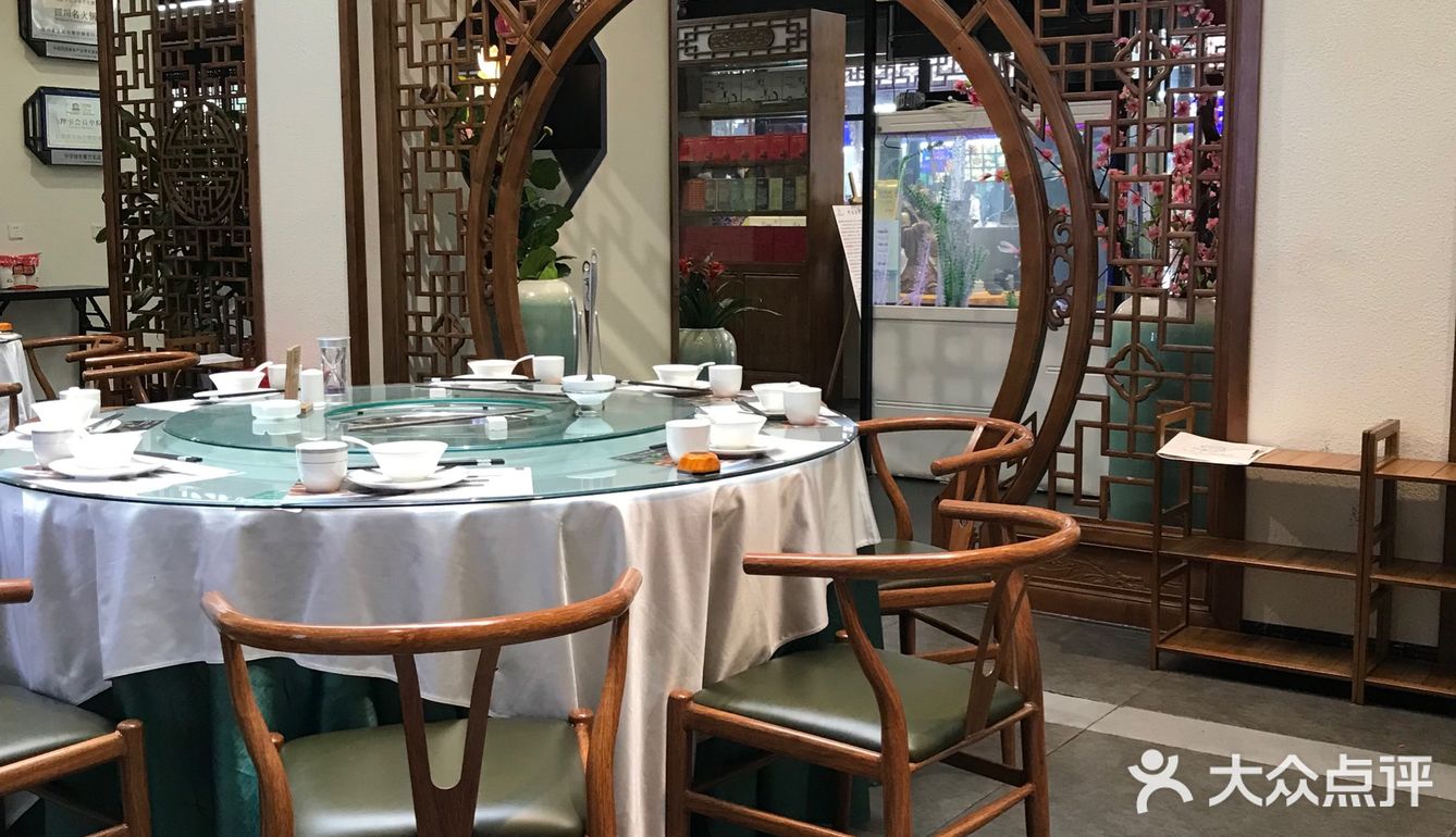 蘸啥都好吃，小笼包皮很软，里面的肉馅很香