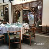 蘸啥都好吃，小笼包皮很软，里面的肉馅很香