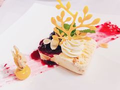 传统手工坚果冰淇淋配混合莓果酱-塞纳河法国餐厅(意式风情街店)
