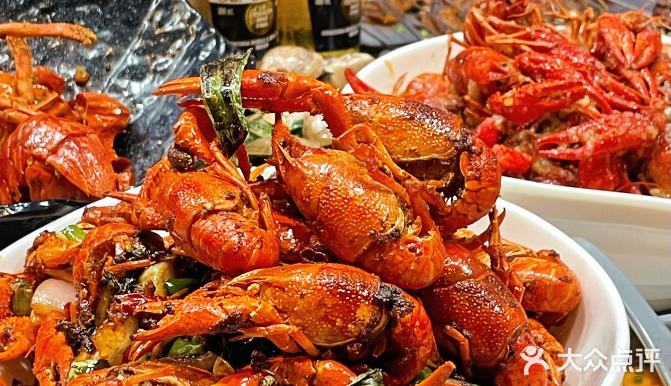 坐在路边当然要吃南京路边摊龙虾🦞啦 