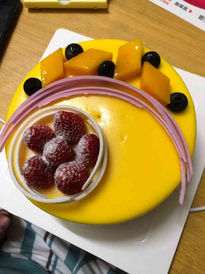 打分 买了个生日蛋糕现成的,店员说保质期3天,当天制的,但我吃完拉