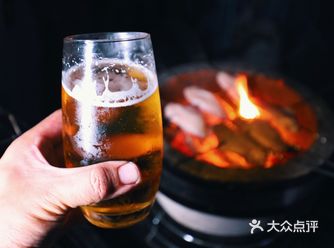 架一炭炉，几串烤肉，一杯冰啤，钟情于夜晚的静