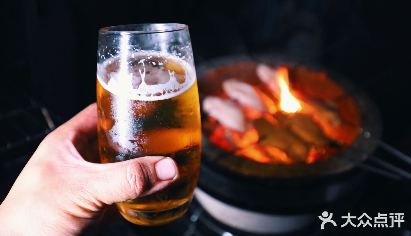 架一炭炉，几串烤肉，一杯冰啤，钟情于夜晚的静