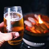 架一炭炉，几串烤肉，一杯冰啤，钟情于夜晚的静