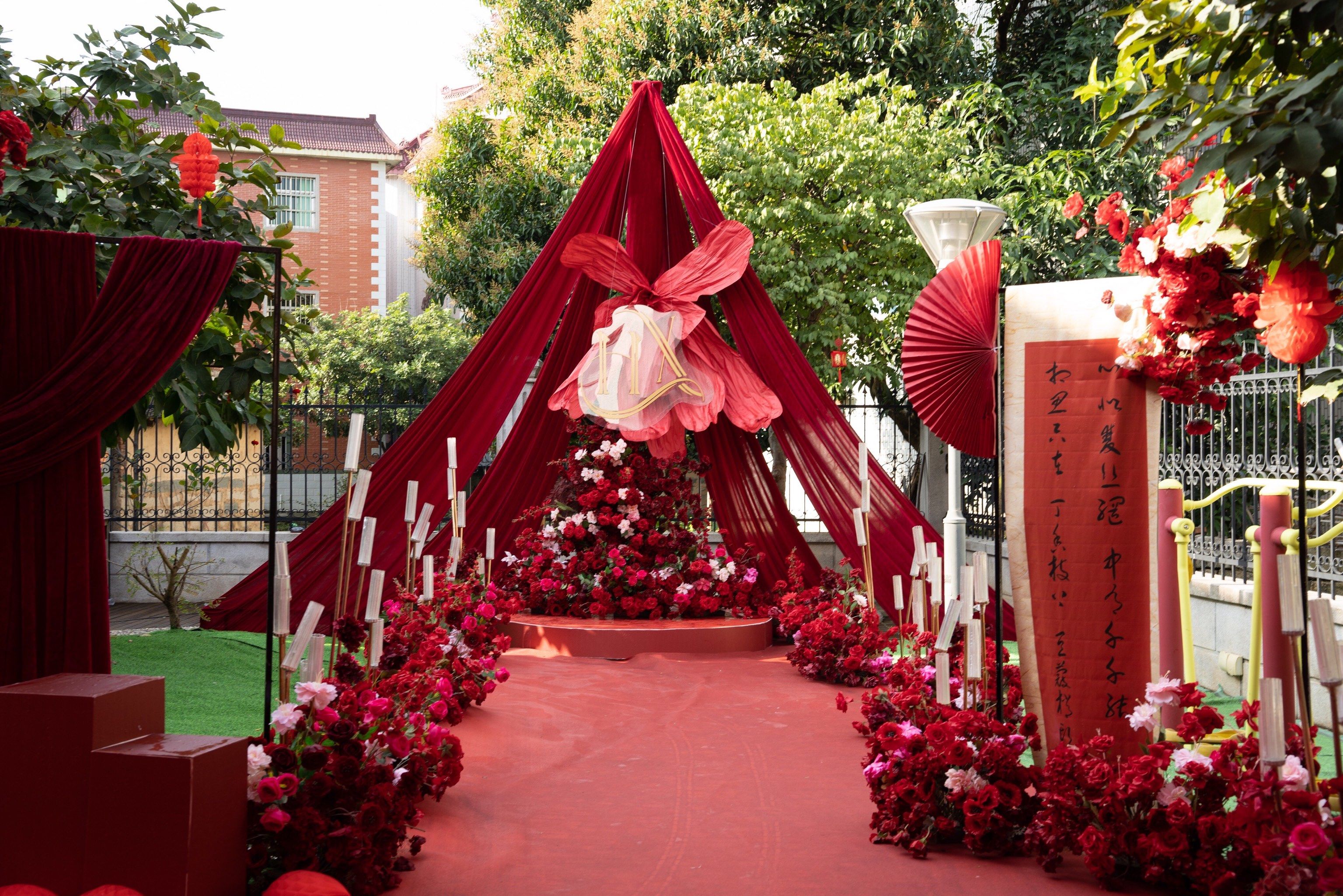 红色布幔户外婚礼