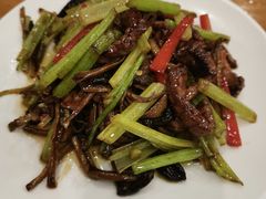 茶树菇炒牛柳-牧羊餐厅
