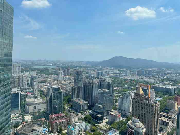 云中小雅-"终于和朋友去了这个南京比较高的餐厅,呵呵.