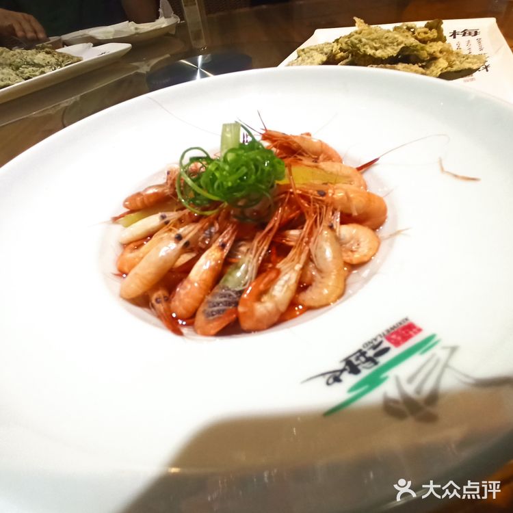 脆炸桑叶是这里的一道特色菜，香脆可口特别好吃