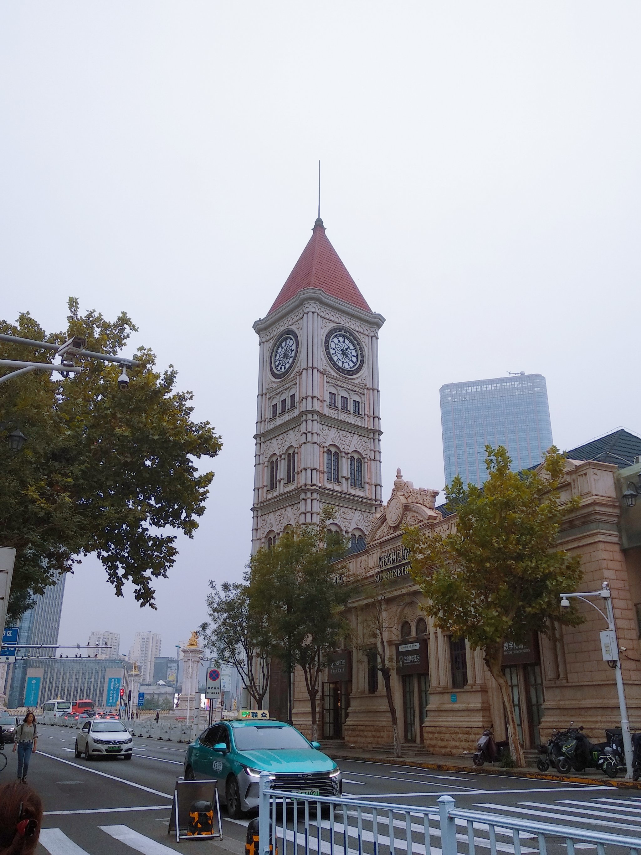 天津:  海河边的钟楼公园