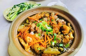 Pork Rib and Chicken Claw Clay Pot Rice